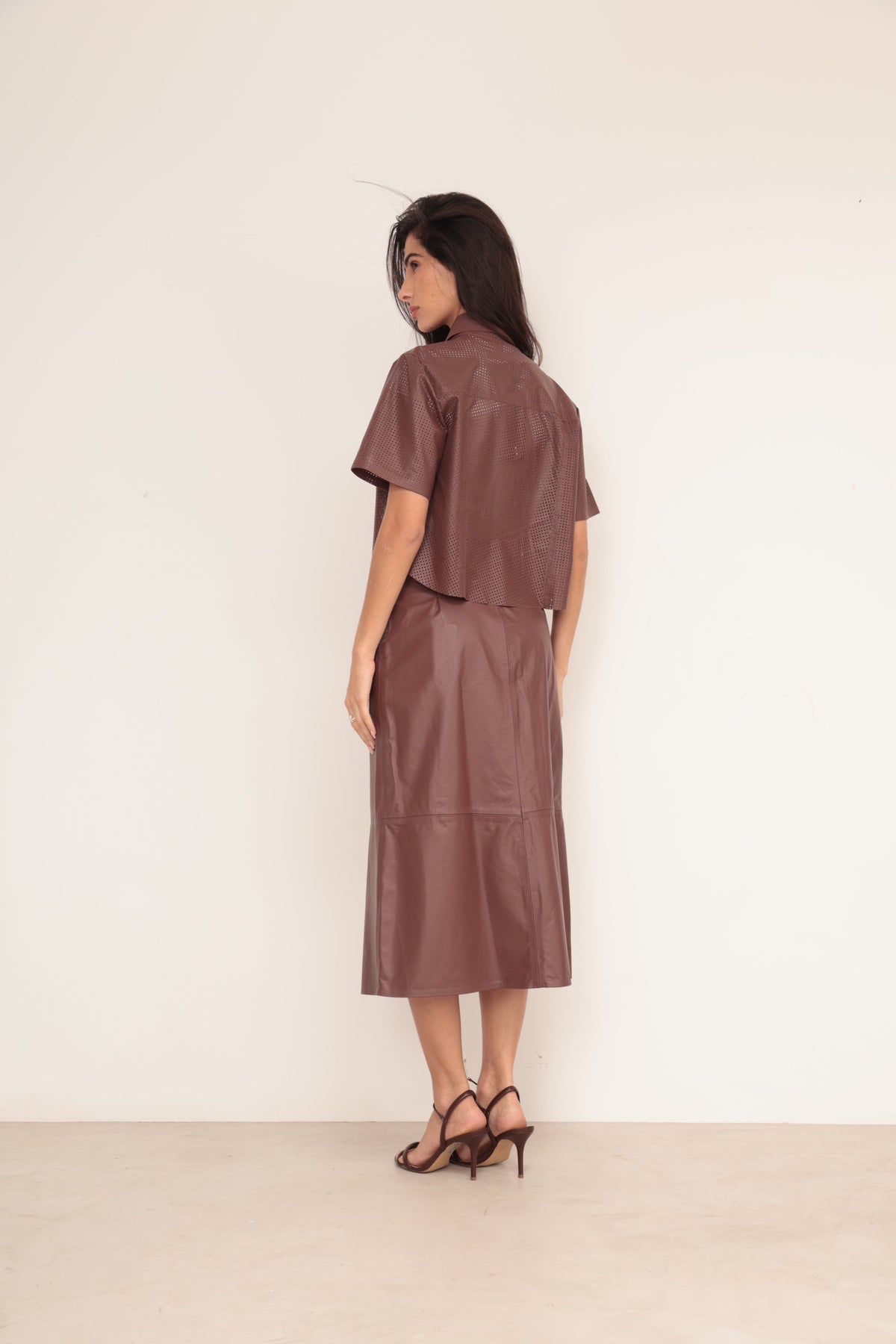 Camisa Cropped Furadinha - Rum