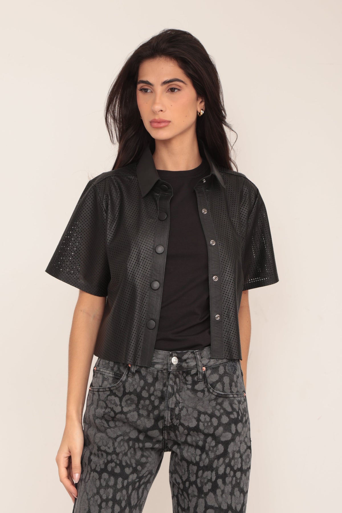Camisa Cropped Furadinha - Preta