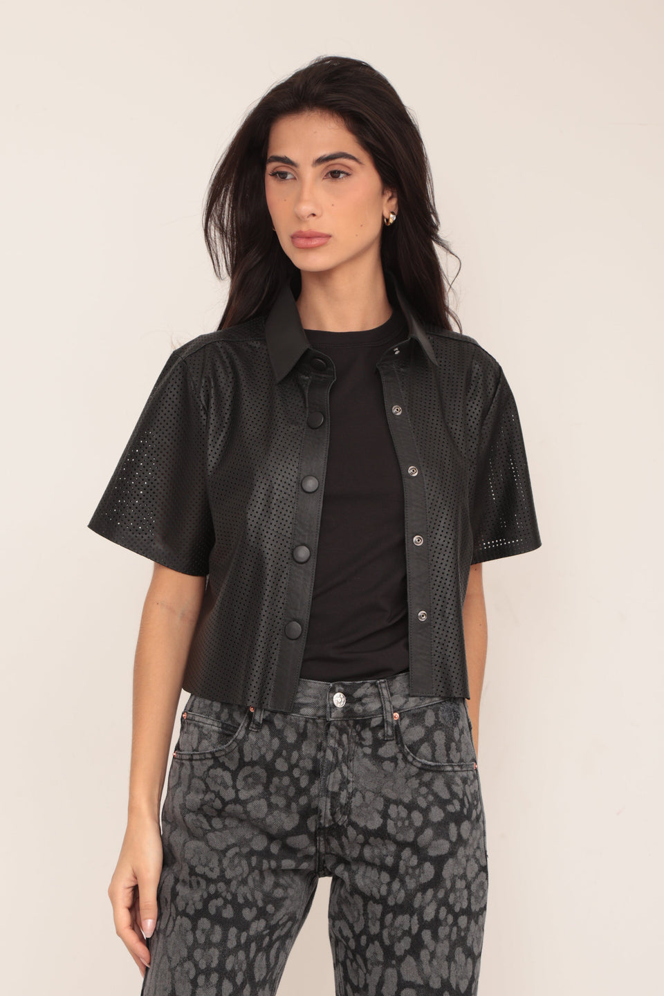 Camisa Cropped Furadinha - Preta