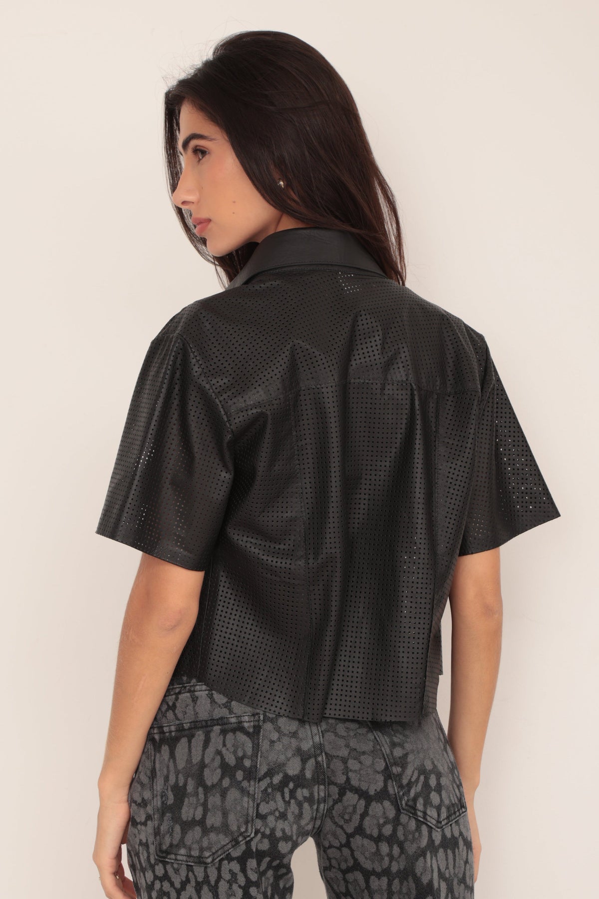 Camisa Cropped Furadinha - Preta